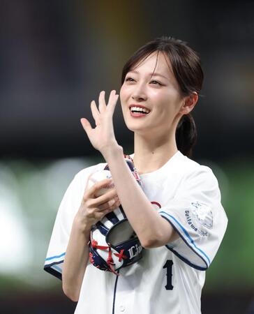 ファーストピッチを行った山下美月（撮影・西岡正）