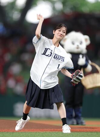ファーストピッチを行う山下美月（撮影・西岡正）