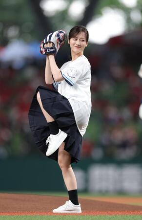 ファーストピッチを行う山下美月（撮影・西岡正）