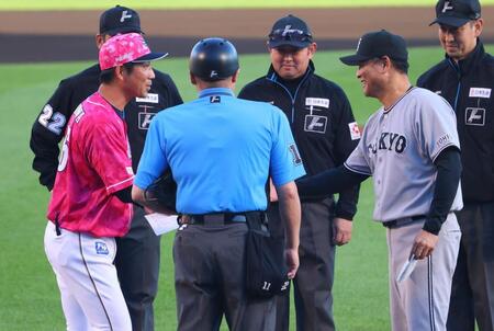 メンバー表交換する塩川監督代行（左）と橋上監督代行（撮影・金田祐二）