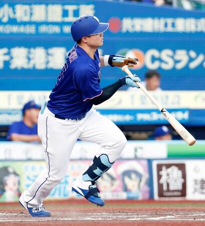 １回、細川が左中間に２点二塁打を放つ