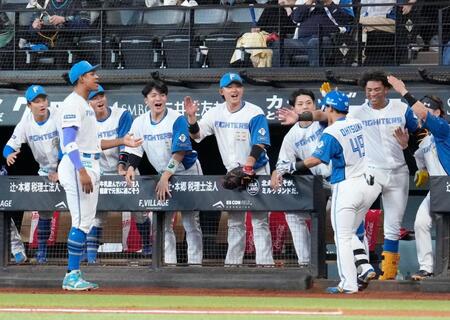 ３回、先制ソロを放った大塚（手前右）を迎える日本ハムナイン