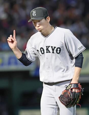６回を終え、ベンチに戻る戸郷