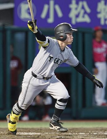 ７回、浦田が右前に適時打を放つ