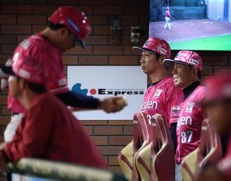 厳しい表情の塩川監督代行（撮影・金田祐二）