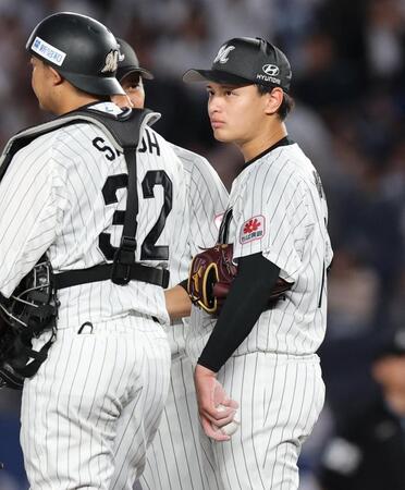 ３回、マウンドで厳しい表情を見せる毛利（右）