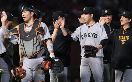 完封勝利でナインとハイタッチの戸郷（撮影・金田祐二）
