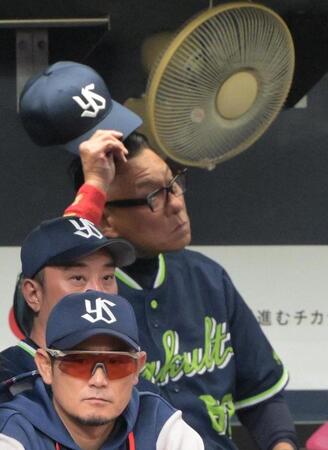 ９回、オリックスに連敗し頭をかく池山監督（撮影・金居みつよし）