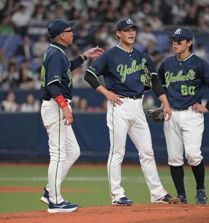 ５回、先発高橋に投手交代を告げる池山監督（左）＝撮影・金居みつよし