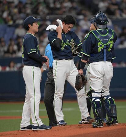 １回、連打されマウンドで汗をぬぐう高橋（撮影・金居みつよし）