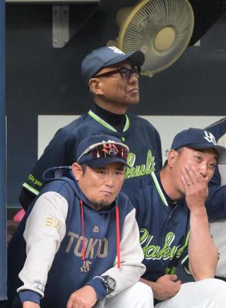 １回、先制点を奪われベンチで渋い表情の池山監督（撮影・金居みつよし）