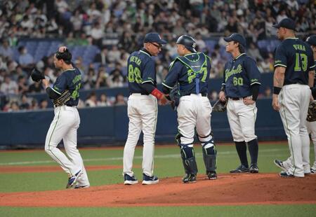 ５回、先発高橋（左）に投手交代を告げる池山監督（撮影・金居みつよし）