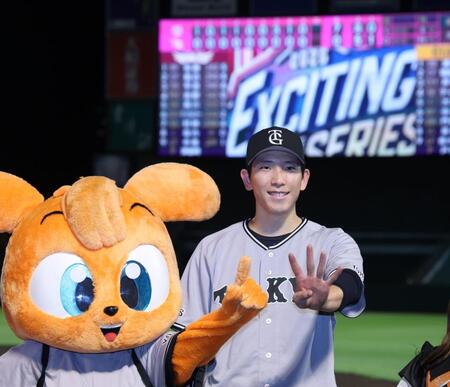完封勝利で笑顔の戸郷（撮影・金田祐二）