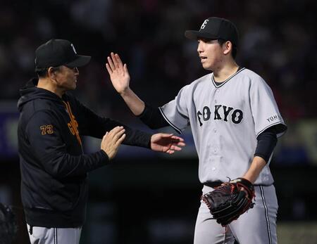 完封勝利で橋上監督代行に迎えられる戸郷（撮影・金田祐二）