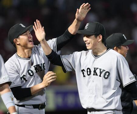 楽天に完封勝利し、内海投手コーチ（左）に祝福される戸郷
