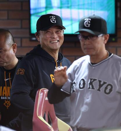 ベンチで笑顔の橋上監督代行（撮影・金田祐二）