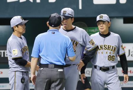 　７回、リプレー検証の結果に抗議する阪神・藤川監督（中央奥）。退場となる＝みずほペイペイドーム