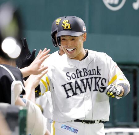 ７回、この試合２本目の本塁打を放ち笑顔を見せる近藤（撮影・西田忠信）