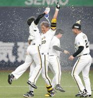 　９回、サヨナラを決め、手荒く祝福される杉本（撮影・金居みつよし）