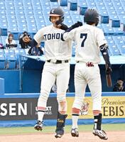 　４回、ソロ本塁打を放ち笑顔で生還する東北福祉大・佐藤（撮影・持木克友）