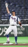 ３回、古謝志侑は中越えに先制の適時三塁打を放ち、ベース上でガッツポーズする（撮影・佐藤厚）