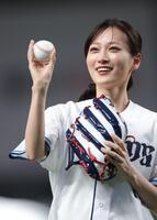 ファーストピッチを行った山下美月（撮影・西岡正）