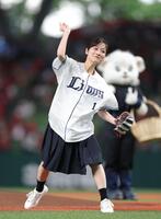 ファーストピッチを行う山下美月（撮影・西岡正）