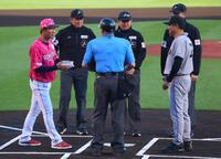 メンバー表交換する塩川監督代行（左）と橋上監督代行（撮影・金田祐二）
