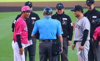 メンバー表交換する塩川監督代行（左）と橋上監督代行（撮影・金田祐二）
