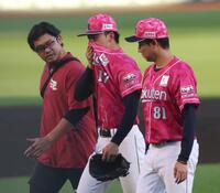 １回途中、ベンチに戻る古謝（撮影・金田祐二）