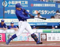 １回、鵜飼が左翼線に先制二塁打を放つ