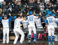 ５回、本塁打を放った水谷（53）を迎える日本ハムナイン