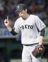 ６回を終え、ベンチに戻る戸郷