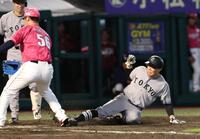７回、捕逸で生還する佐々木（撮影・金田祐二）