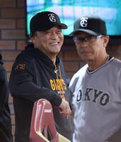 ベンチで笑顔の橋上監督代行（撮影・金田祐二）