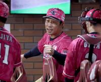 ナインを鼓舞する塩川監督代行（撮影・金田祐二）