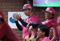 厳しい表情でナインを鼓舞する塩川監督代行（撮影・金田祐二）