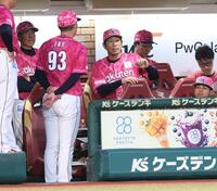 ベンチで指揮を執る塩川監督代行（撮影・金田祐二）