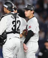 ３回、マウンドで厳しい表情を見せる毛利（右）