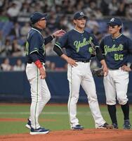 ５回、先発高橋に投手交代を告げる池山監督（左）＝撮影・金居みつよし