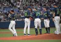 ５回、先発高橋（左）に投手交代を告げる池山監督（撮影・金居みつよし）