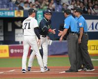 メンバー表を交換する池山、岸田両監督（撮影・金居みつよし）