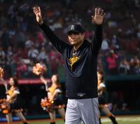 声援に応える橋上監督代行（撮影・金田祐二）