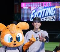 完封勝利で笑顔の戸郷（撮影・金田祐二）