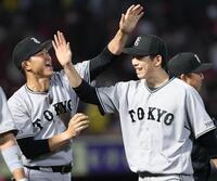 楽天に完封勝利し、内海投手コーチ（左）に祝福される戸郷