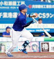 １回、細川が左中間に２点二塁打を放つ