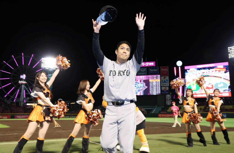 　古巣から勝利を挙げ、声援に応える則本