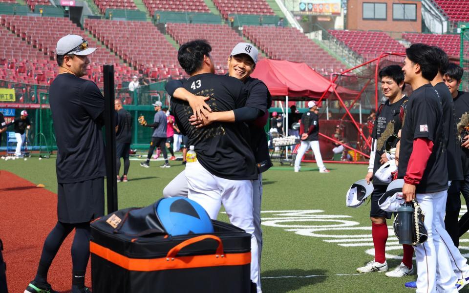 古巣の投手陣との再会を喜ぶ田中将（左）則本（左から３人目）＝撮影・金田祐二