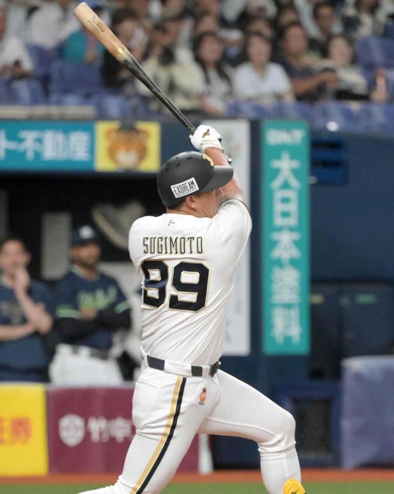 　９回、左中間にサヨナラ二塁打を放つ杉本