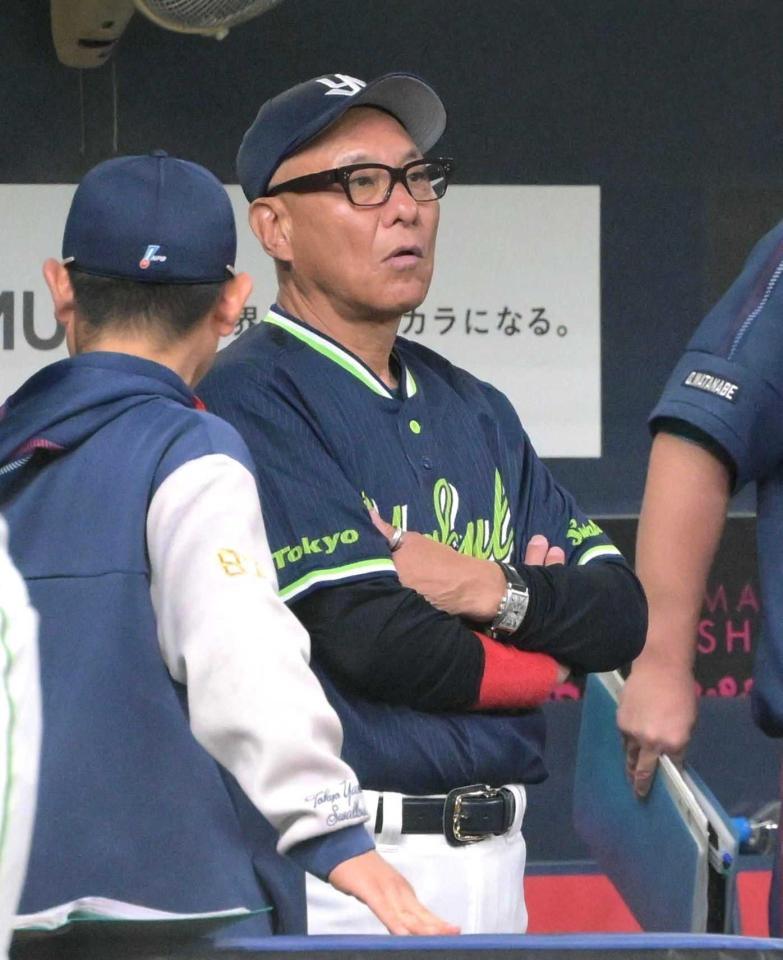 　ベンチでぼう然とする池山監督（撮影・金居みつよし）